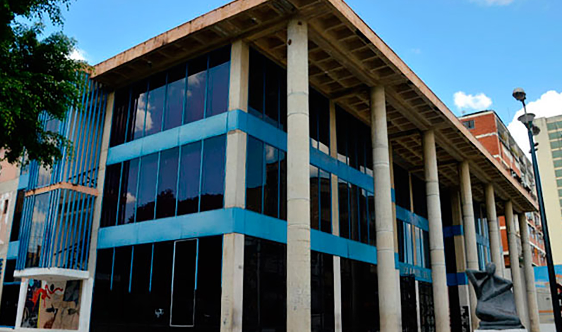 cerrada Biblioteca Manuel Feo La Cruz