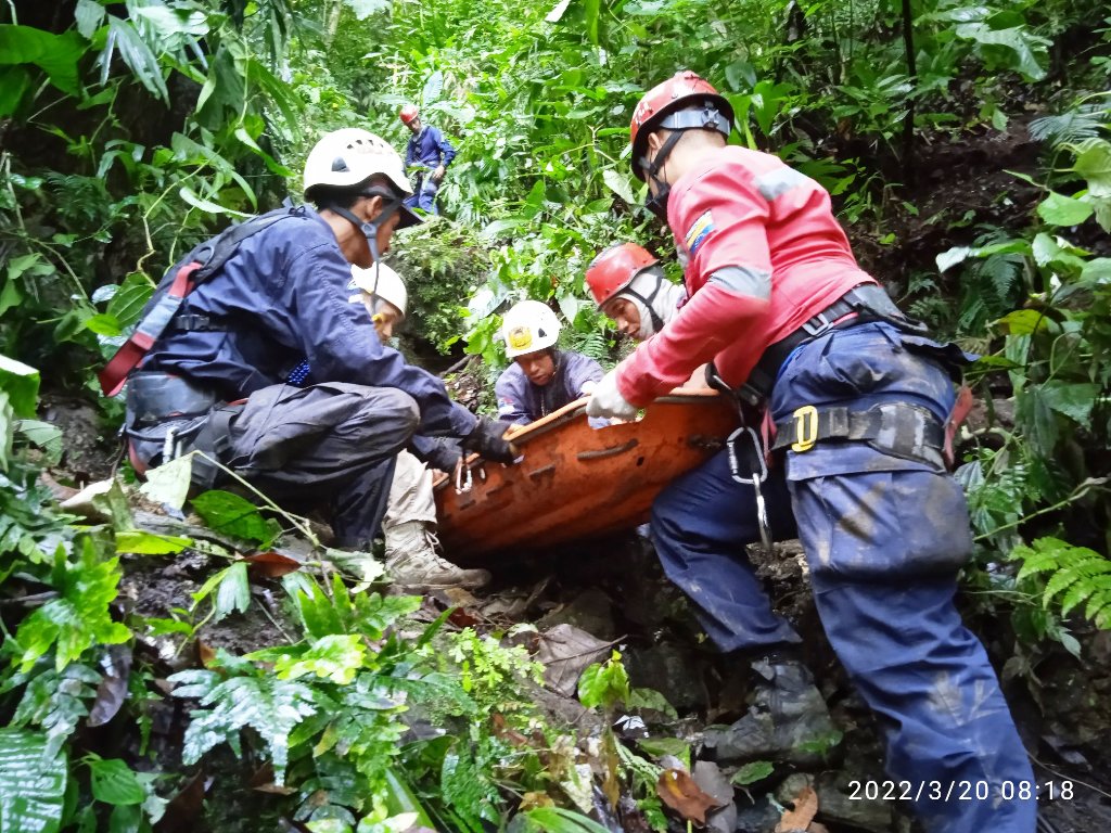 Dos muertos tras caer vehículo por barranco - noticiacn