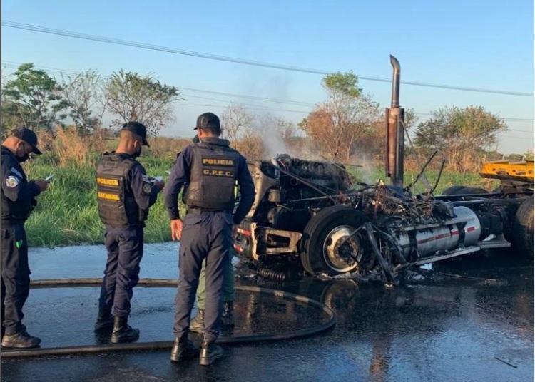 vehiculo-carga-pesada-incendio