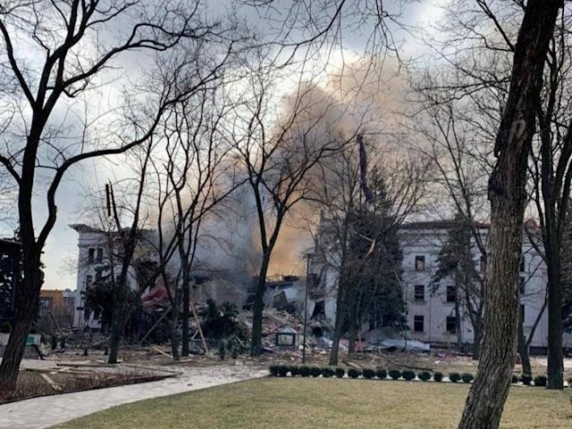 Fallecidos bombardeo Teatro de Mariúpol-acn