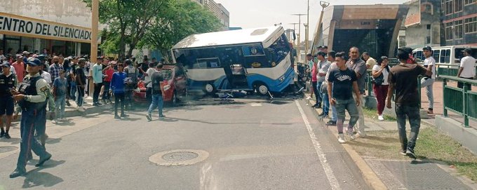 colisión unidades avenida Lara