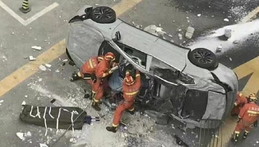 Dos muertos tras caída de automóvil eléctrico - noticiacn