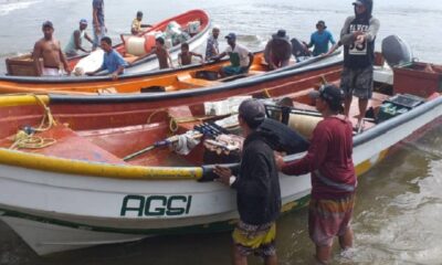 rescatan tripulantes en Ocumare de la Costa