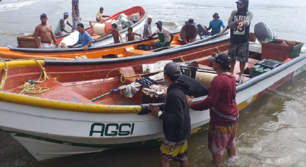rescatan tripulantes en Ocumare de la Costa