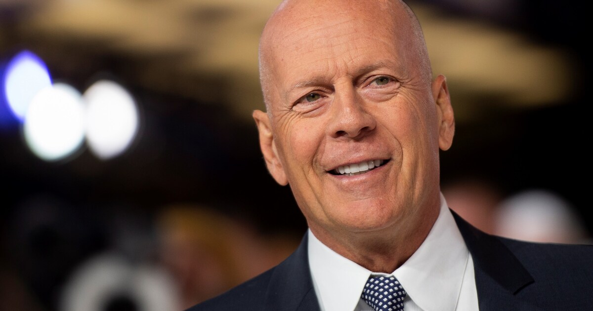 Bruce Willis tocando armónica-acn