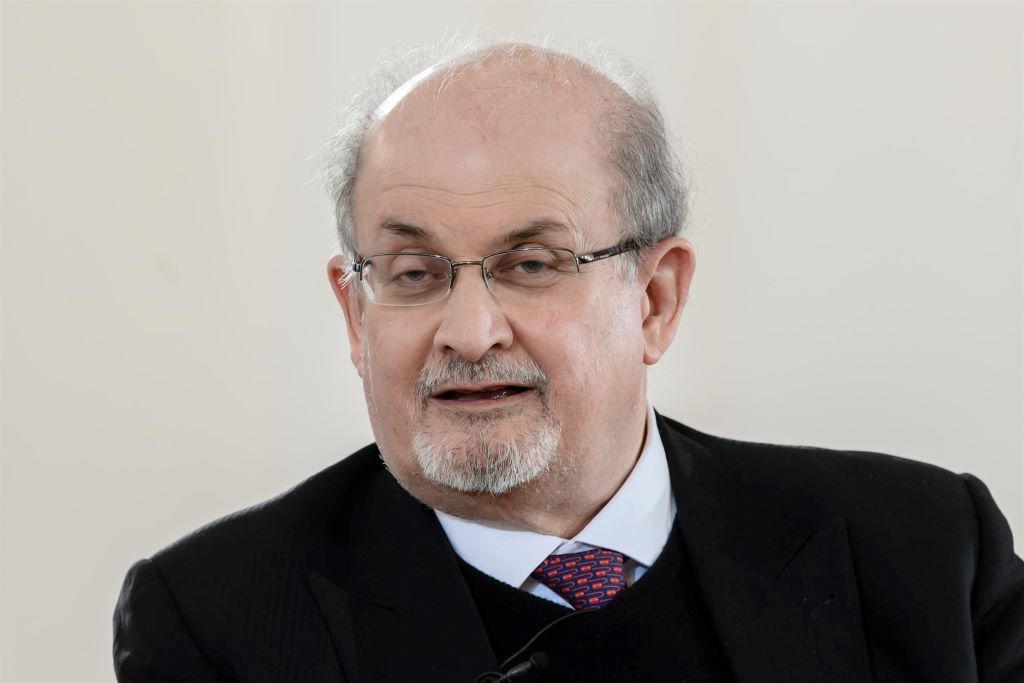 Irán culpó a Salman Rushdie - noticiacn