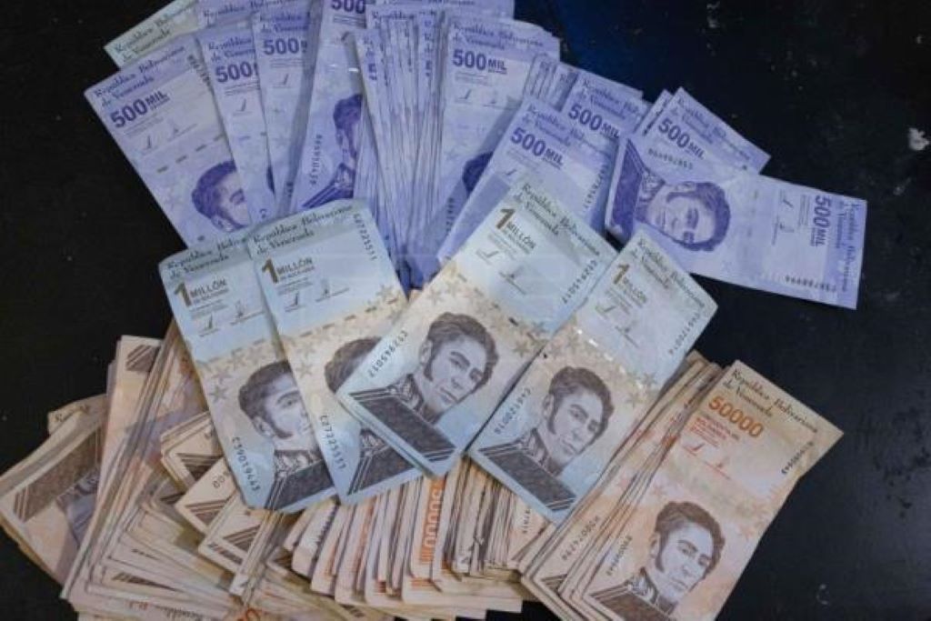 El bolívar se devalúa 6% frente al dólar - noticiacn