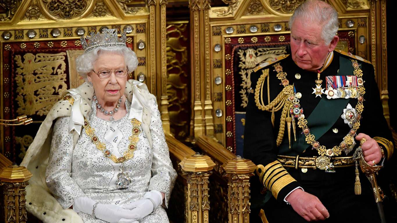 Carlos de Gales y reina Isabel II