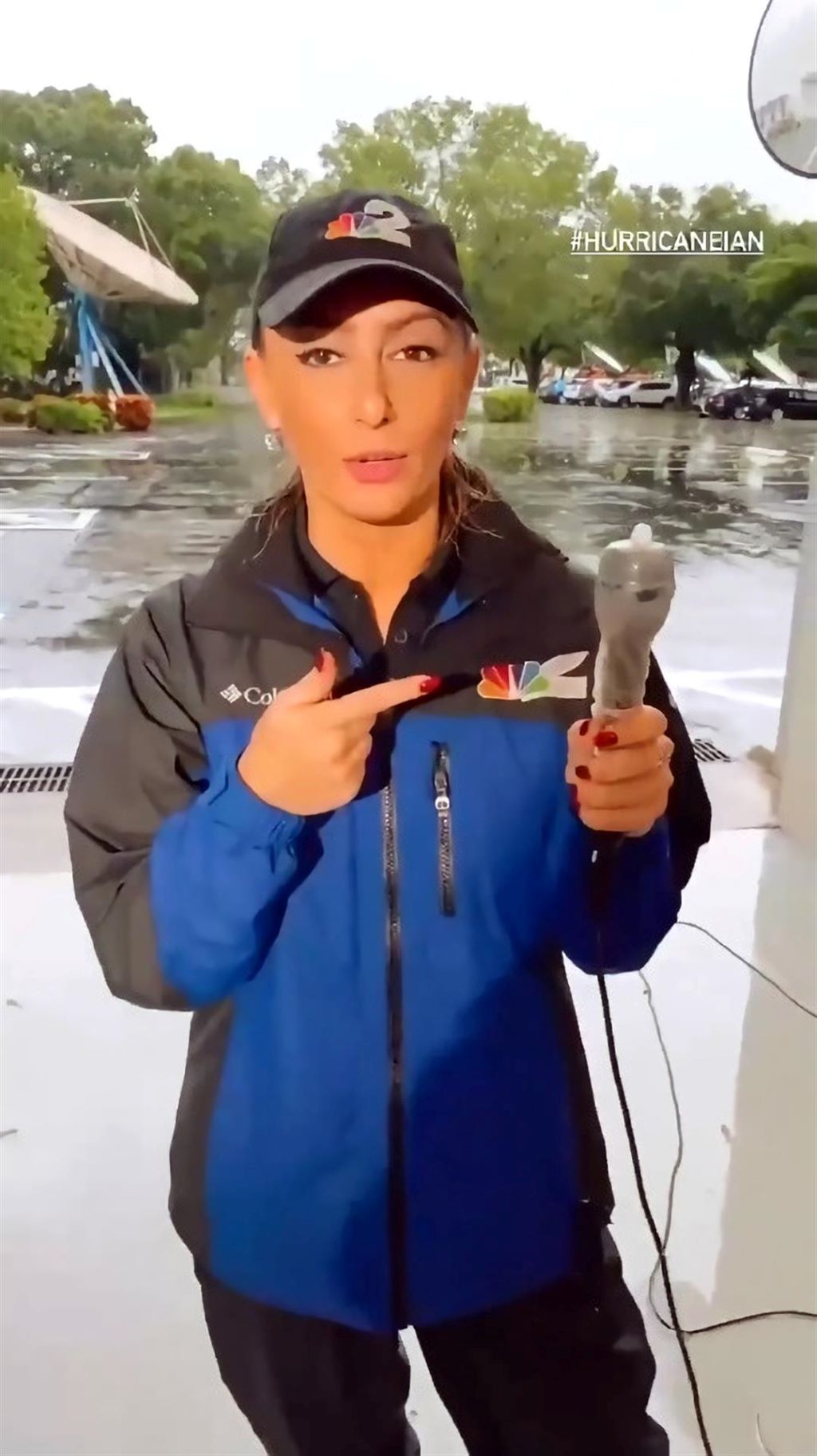 Reportera protege micrófono con un condón - noticiacn
