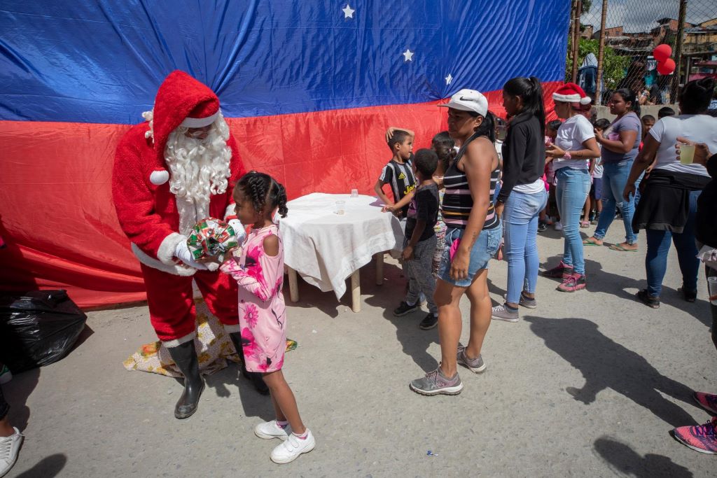 Santa Claus y duendes periodistas