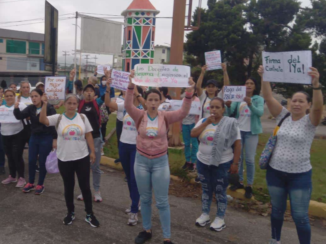 Docentes de los Valles Altos protestaron en la entrada de Bejuma. (Foto: Cortesía)